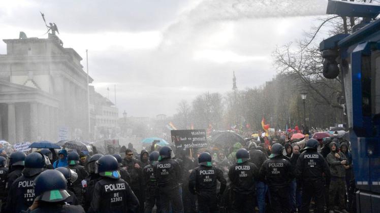 Auch die "Querdenker-Demo" im November musste von der Polizei beendet werden, weil es zu viele Verstöße gegen Rechtsvorschriften gab.