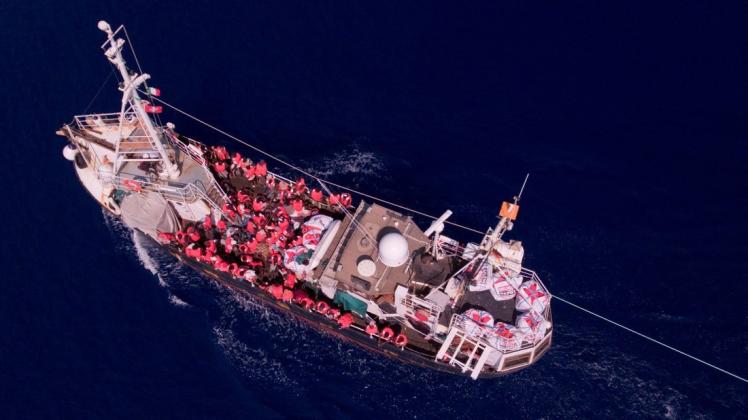 Das Rettungsschiff "Eleonore" fährt mit rund 100 Migranten an Bord auf dem Mittelmeer. Foto: dpa/Johannes Filous
