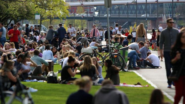 In Großstädten wie Frankfurt ist die Quote der Menschen mit Migrationshintergrund jetzt schon sehr hoch: Jeder Zweite Frankfurter hat ausländische Wurzeln. Symbolfoto: imago images/Ralph Peters
