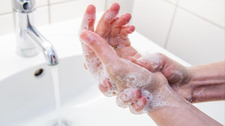 Gründliches Händewaschen senkt die Anzahl der Krankheitserreger an den Händen deutlich. Dafür sollte man die Seife für 20 bis 30 Sekunden einreiben.