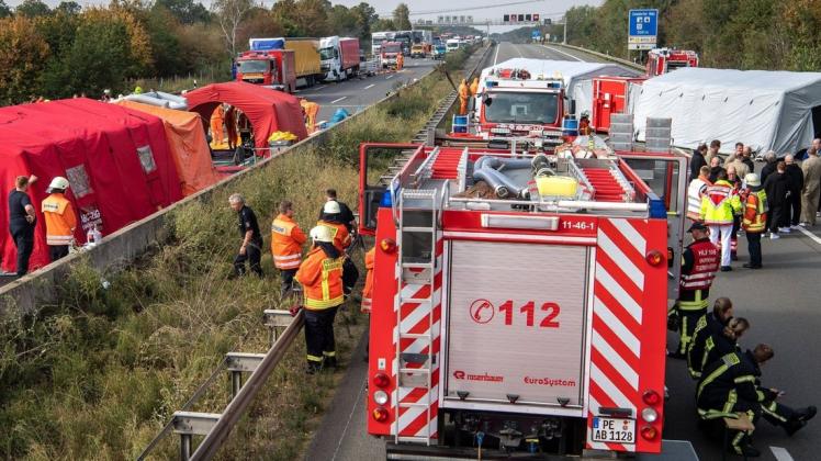 Bei einem Unfall mit vier Lastwagen auf der Autobahn 2 zwischen Peine und Braunschweig ist ein gefährlicher Stoff ausgetreten. Foto: Sina Schuldt/dpa