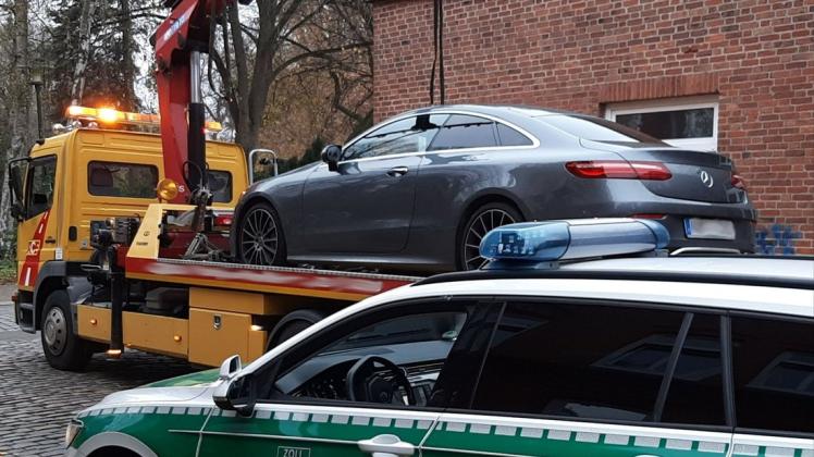Ein gepfändetes Fahrzeug, Mercedes E-Klasse, wird abgeschleppt.
