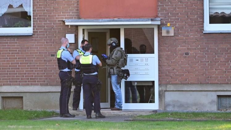 Polizei und ein SEK-Beamter hatten am Samstag in der Wohnung der Familie nach dem Mann und den vier Kindern gesucht, dabei aber nur die Kinder entdeckt. Polizei und ein SEK-Beamter hatten am Samstag in der Wohnung der Familie nach dem Mann und den vier Kindern gesucht, dabei aber nur die Kinder entdeckt.