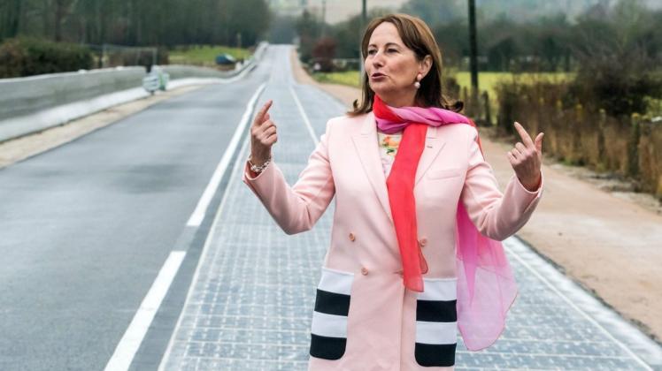 Die frühere französische Umwelt- und Energieministerin Ségolène Royal bei der Vorstellung der ersten Solaranlagenstraße Frankreichs 2016. Sie steht angeblich auf der Liste. Foto: dpa/EPA/CHRISTOPHE PETIT TESSON