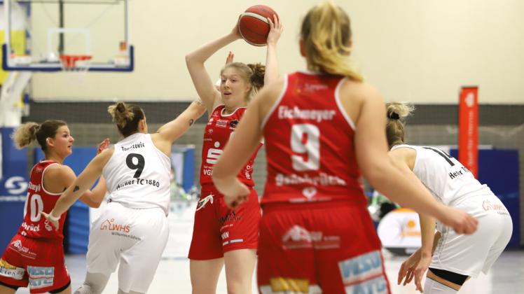 Basketball, Frauen, DBBL-Pokal, Herner TC - Girolive-Panthers, Frieda Bühner (am Ball)