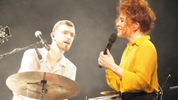 Glücklich, wieder auftreten zu können: Sängerin Marina Zettl und Perkussionist Harald Baumgartner. Foto: Tom Bullmann