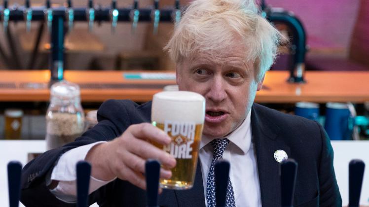 Premierminister Johnson beim Besuch in einer Brauerei. Der Politiker steht wegen Partys in der Kritik.