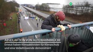 Klimaaktivisten seilen sich von Autobahnbrücke ab