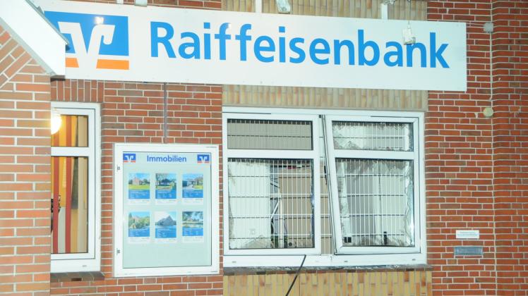 Ein Geldautomat der Raiffeisenbank in Hesel in Ostfriesland ist in der Nacht zu Montag gesprengt worden.
