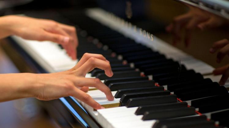Unter anderem Pianistinnen der YARO zeigen ihr Talent beim Online-Konzert.