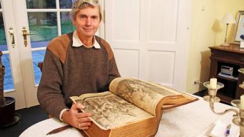 Christian Schiernings Lieblingsstück ist diese Bibel aus dem Jahre1656 mit einer besonderen Geschichte.