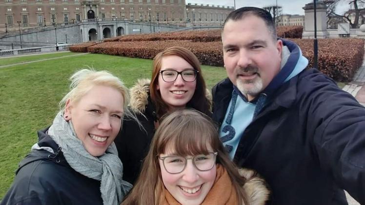 Selfie mit der Familie: Lars Asmußen im Schwedenurlaub vor dem Königspalast in Stockholm