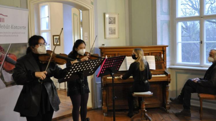 Farah Alfares, Linh Phuong Dao (beide Violine) und Magdalena Telschow (Klavier) beim Debüt-Konzert am Sonnabend im Schloss Wolfshagen.