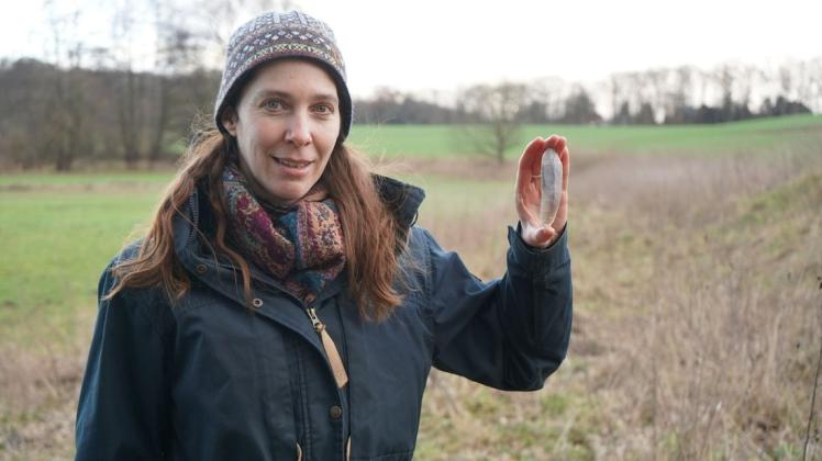 Svenja Furken von der IG Tunneltal setzt sich für den Erhalt der der Natur- und Bodendenkmäler im Ahrensburger Tunneltal ein. In ihrer Hand hält sie ein eiszeitliches Werkzeug.
