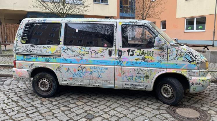 Dieser Kleintransporter, der öfter in der Rostocker KTV parkt, erzählt Geschichten von zahleichen Erlebnissen des Besitzers.