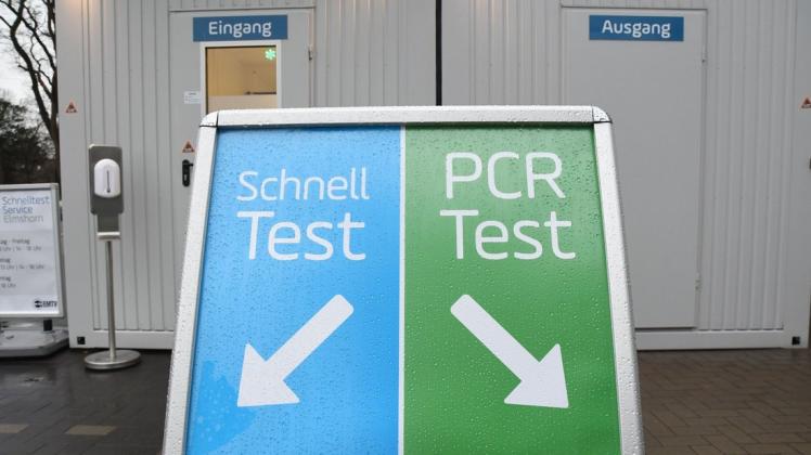 Im Kreis Pinneberg werden aktuell pro Tag mehrere hundert Corona-Fälle nachgewiesen. Der Andrang auf PCR-Tests ist groß. Anbieter wie dieser beim EMTV in Elmshorn weisen daher darauf hin, dass auch bei Terminen mit Wartezeiten gerechnet werden muss.