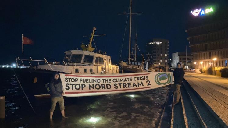 Während die Sturmflut in der Nacht von Donnerstag auf Freitag Teile des Rostocker Stadthafens unter Wasser setzte, nahmen Aktivisten von Rostock for Future das zum Anlass, gegen den klimaschädlichen Ausbau der fossilen Gasinfrastruktur zu protestieren.