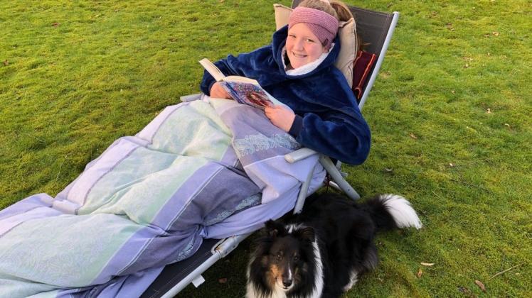 Frische Luft hilft Clara dabei, gesund zu werden. Ihr Hund Barney ist mit ihr im Garten. Die beiden freuen sich aber auch wieder auf Spaziergänge nach der Quarantäne.