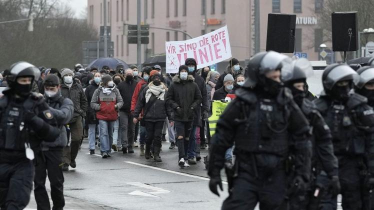 Aktuell sind mehrere hundert Demonstranten in Flensburgs Innenstadt unterwegs.