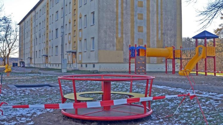 Seit Ende Dezember stehen in der Karl-Marx-Straße neue Spielgeräte, darunter unter anderem ein Karussell, Trampolin oder aber auch ein neues Klettergerüst. Seit Ende Dezember stehen in der Karl-Marx-Straße neue Spielgeräte, darunter unter anderem ein Karussell, Trampolin oder aber auch ein neues Klettergerüst.