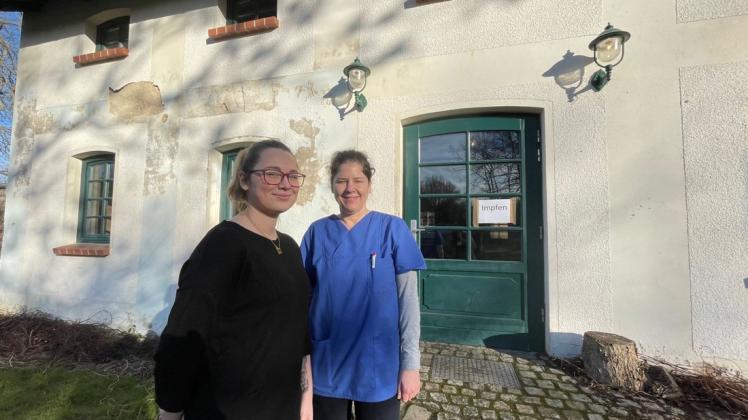 Sarah Strelau organisierte mit ihrer Chefin Jenny Bruhns, Fachärztin für Allgemeinmedizin, eine Impfaktion in der Alten Stellmacherei in Gnemern.