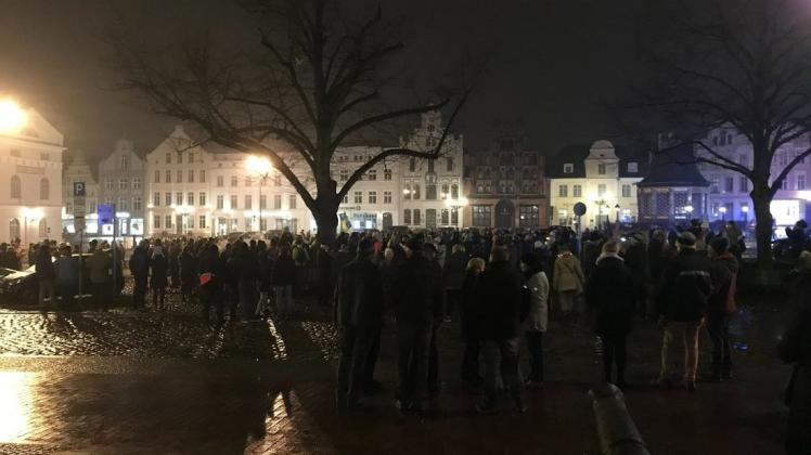 Bei dem Aufzug am Montag vergangener Woche hatte die Polizei gegen einen der Teilnehmer Anzeige aufgenommen, weil er Quarzsandhandschuhe trug. Bei dem Aufzug am Montag vergangener Woche hatte die Polizei gegen einen der Teilnehmer Anzeige aufgenommen, weil er Quarzsandhandschuhe trug.