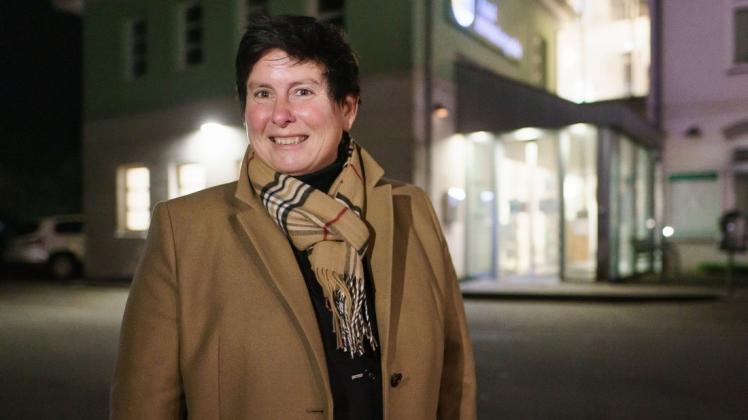Grund zur Freude: Bürgermeisterin Britta Lange nach Bekanntgabe des Wahlergebnisses vor dem Amtshaus von Mittelangeln.