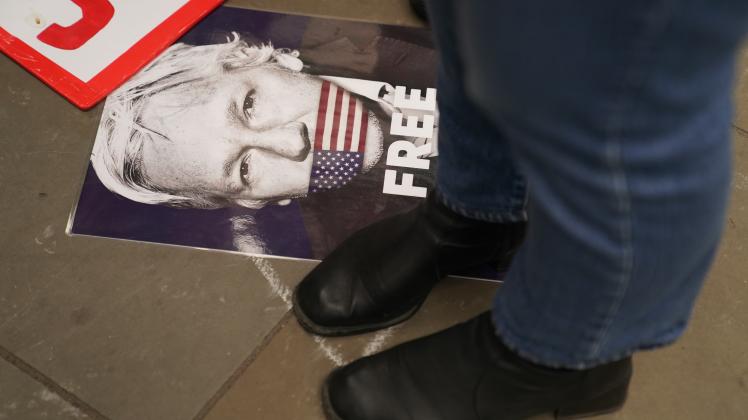 Julian Assange - hier auf einem Plakat auf dem Boden vor dem Royal Courts of Justice in London - darf gegen Auslieferung Berufung einlegen