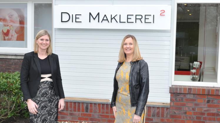 Marion Wolken (links) und Sandra Telkmann vor ihrem Büro in Meppen. 