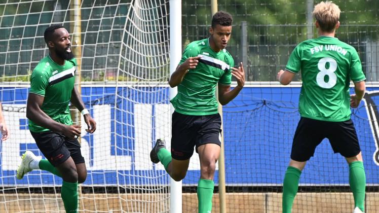 Torjäger von Union Fürstenwalde: Emeka Oduah (Mitte) jubelt nach einem Treffer gegen die VSG Alt-Glienicke