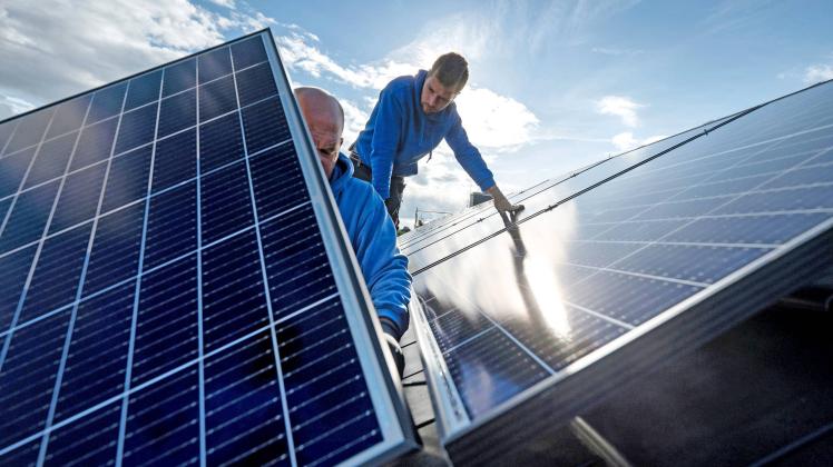 Beitrag zur Energiewende? Eine rot-grüne Mehrheit im Stuhrer Ausschuss will Bauherren künftig verpflichten, Fotovoltaik-Anlagen zu installieren. CDU und FDP lehnen die Idee in dieser Form ab.