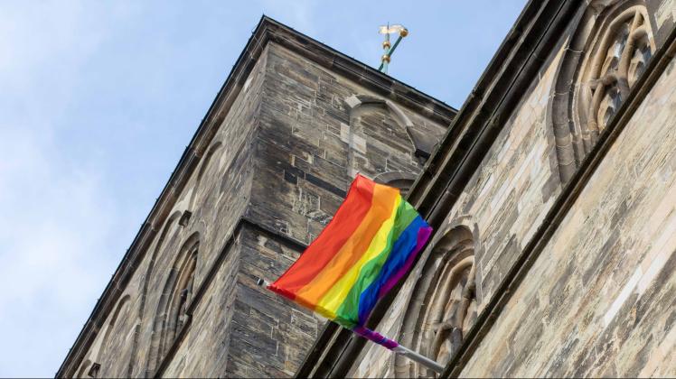 Mitarbeitern der katholischen Kirche sind homosexuelle Beziehungen eigentlich nicht erlaubt. Eine Osnabrückerin hat sich jetzt öffentlich geoutet.