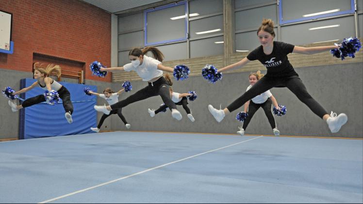 Das Cheerleader-Team des TSV Heiligenrode - „Blue Flash”.