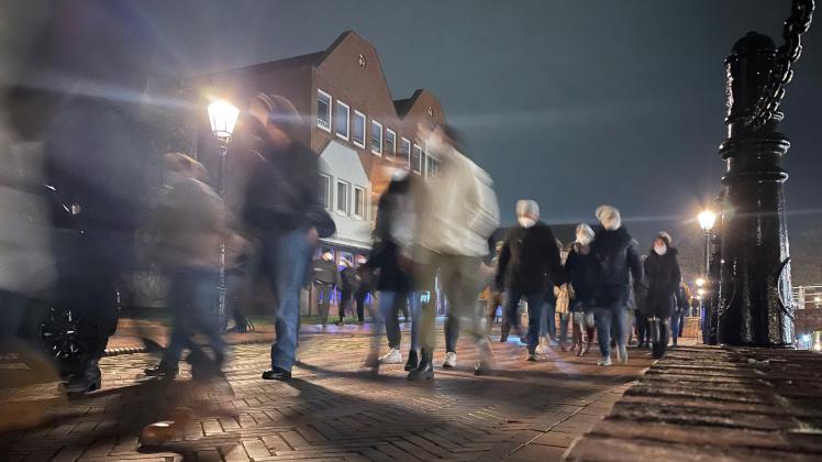 In der Spitze bis zu 250 Menschen haben an einem „Spaziergang“ rund um den Hauptkanal in Papenburg teil genommen.