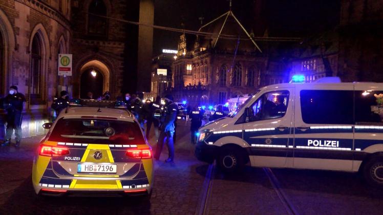 Polizisten sind in der Bremer Innenstadt im Einsatz