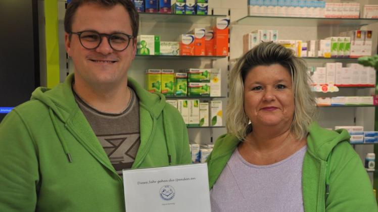 Clemens Ruchel und Mitarbeiterin Annett Gartz von der Weststadt-Apotheke Parchim hoffen auf viel Unterstützung für den Verein SOS-Pfotenparadies aus Spornitz.