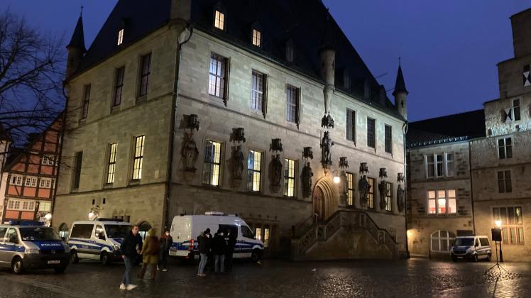 Am Rathaus wollen die sogenannten „Grundrechtsverteidiger” am Mittwoch, 26. Januar 2022, eine Mahnwache abhalten. (Symbolfoto)