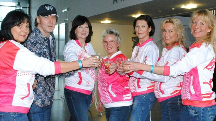 Anke Altrichter, Axel Roller, Viola Beth, Jacqueline Rothe, Maren von Schauenburg, Angelika Buß und Annette Wanserski (v.l.) stoßen an auf ihren Auftritt in der Palmberg-Arena. Dort präsentierten sie zum ersten Mal die Hymne der Mecklenburger Stiere.