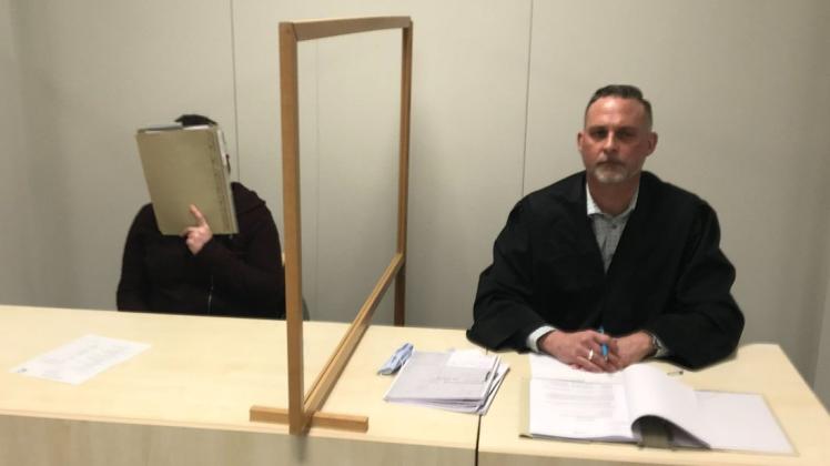 Getrennt durch Plexiglas: Die Angeklagte mit ihrem Verteidiger Stephan Brameshuber am Montag vor dem Rendsburger Amtsgericht.