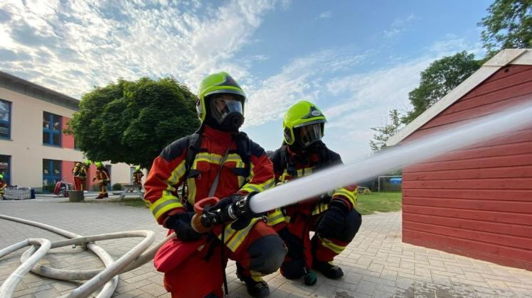Keine Ausbildungen, keine Übungen mehr. Feuerwehren in Nordwestmecklenburg wird wegen der Corona-Pandemie die Einstellung des Dienstbetriebes empfohlen. 2021 fand diese Übung in einer Gadebuscher Kita statt.