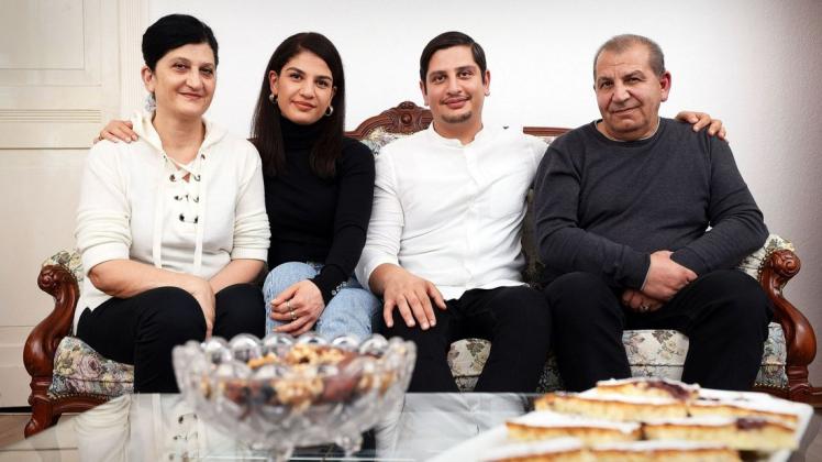 Familie Hakobyan aus Oeversee: Mutter Karine, Tochter Mariam, Sohn Hrachya und Vater Vardan.