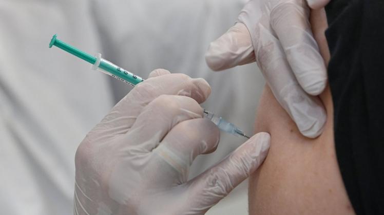 Ein Mann bekommt eine Schutzimpfung gegen Covid-19 mit dem Wirkstoff von Biontech/Pfizer im Impfzentrum der Bundeswehr und der Johanniter-Unfall-Hilfe e.V. am Flughafen BER.