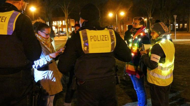 Die Ludwigsluster Polizei weist die Ordner ein. Die haben zur besseren Auffälligkeit Warnwesten an und Lichterketten um den Hals.