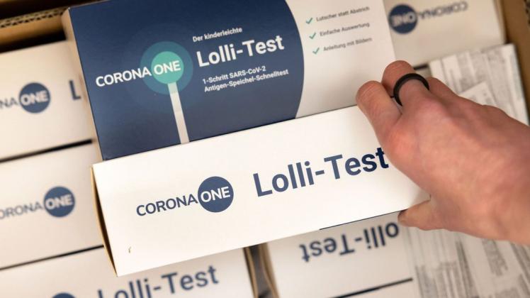Lolli-Tests werden in einer Einrichtung ausgepackt. (Symbolfoto)