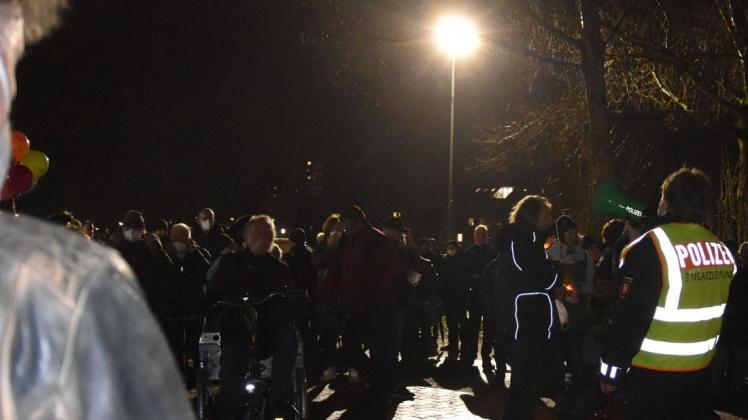 Mit Durchsagen versuchte die Polizei am 3. Januar, die versammelten "Spaziergänger" auf den Delmenhorster Graftwiesen zu Abstand und Masken zu bewegen.