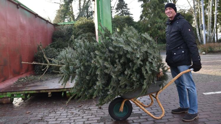 Stefan Friebe hat seinen Weihnachtsbaum mit der Schubkarre zur Sammelstelle in Schierbrok gebracht.