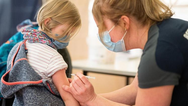 Seit Ende Dezember werden auch die ganz Kleinen geimpft. Mit der Stiko-Empfehlung legten in auch in Osnabrück neben den Kinderärzten die Stadt Osnabrück in einer gemeinsamen Aktion mit dem CKO los mit den Corona-Schutzimpfungen dieser Altersgruppe. (Symbolfoto)