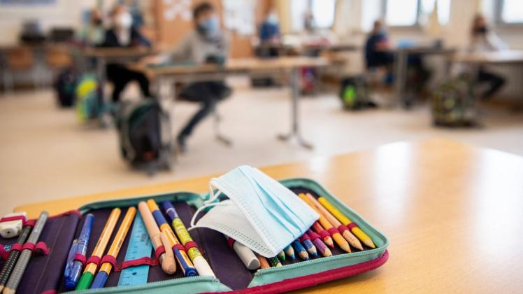 Am Montag starten die Schulen wieder. Auch in der Grundschule gilt Maskenpflicht. (Symbolfoto) Am Montag starten die Schulen wieder. Auch in der Grundschule gilt Maskenpflicht. (Symbolfoto)