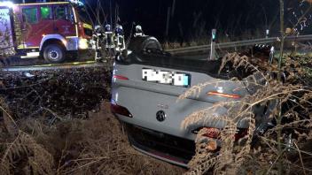 Auf dem Dach landete das Auto einer 24-jährigen Fahrerin aus Quakenbrück bei einem schweren Verkehrsunfall am Freitagabend in Bissendorf.