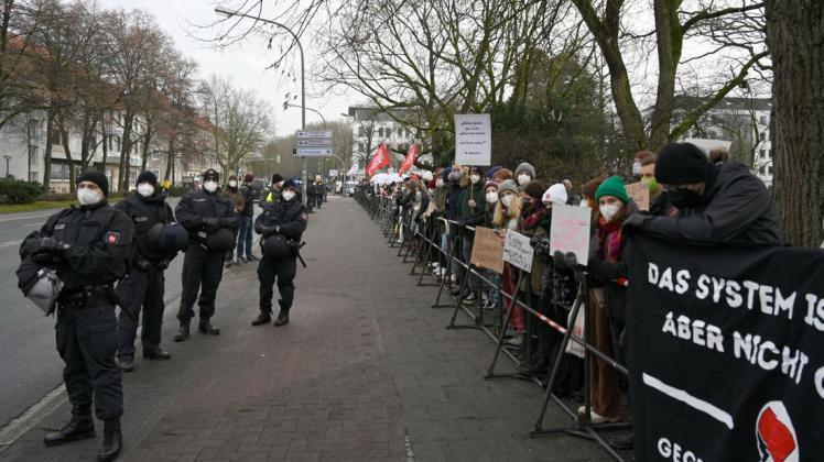 Abgeschirmt von den nahenden Impfkritikern: Die Demo "Impfen statt schimpfen" am Willy-Brandt-Platz in Osnabrück. Abgeschirmt von den nahenden Impfkritikern: Die Demo "Impfen statt schimpfen" am Willy-Brandt-Platz in Osnabrück.